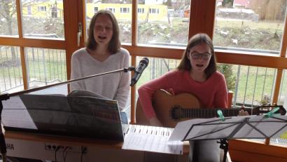 Bild: u
Für eine stimmungsvolle Gestaltung sorgen die Schwestern Christina (links) und Carolina Luber.