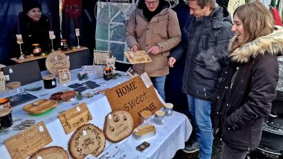 Bild: R. Kreuzer
Beim Weihnachtsmarkt des VfB Weiden im Westen der Stadt ist viel Betrieb. Besonders die Adventsartikel sind nachgefragt.