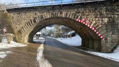 Bild: glb
Der Geh- und Radweg unter der Bahnbrücke in Oed ist nicht immer so frei passierbar wie auf diesem Bild. Manchmal parkt ihn ein rücksichtsloser Zeitgenosse mit seinem Auto zu, beklagen Bürger.