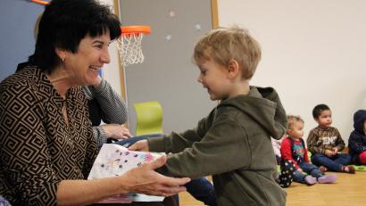 Bild: prh
Sehr gerührt war Heidrun Hofmeister, als sie nach 30 Jahren als Kindergartenleiterin von 40 Kindern des AWO Kinderstodl Püchersreuth in den Ruhestand verabschiedet wurde.