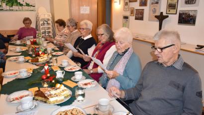 Bild: no
Die Senioren nahmen an festlich gedeckten Tischen im evangelischen Gemeindehaus Platz und stimmten bei weihnachtlichen Liedern ein.