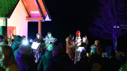 Bild: kki
In stimmungsvolles Licht getaucht gestalteten die Bläser von Instrumentallehrerin Daniela Ermer die Waldweihnacht mit Nikolausbesuch.