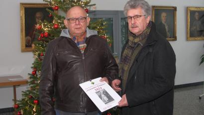 Bild: wro
Der von Erich Schraml (links) gestaltete und vom Heimatkundlichen Arbeitskreis Fuchsmühl herausgegebene Kalender 2024 trägt den Titel „Fuchsmühler Brautpaare“. Das erste Exemplar erhielt Bürgermeister Wolfgang Braun.
