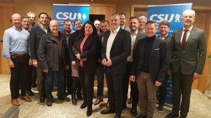 Bild: Jürgen Preisinger/exb
Bild zeigt den neu gewählten CSU Arbeitskreis Polizei und Innere Sicherheit Weiden/Tirschenreuth/Neustadt mit 1. Vizepräsidenten des Bayerischen Landtags Tobias Reiß, Landtagsabgeordneten Dr. Stephan Oetzinger, CSU Fraktionsvorsitzenden in Weiden, Dr. Benjamin Zeitler, Polizeipräsidenten Thomas Schöniger und neuen Regionalkreisvorsitzenden Jürgen Preisinger mit seinem neu gewählten Team.