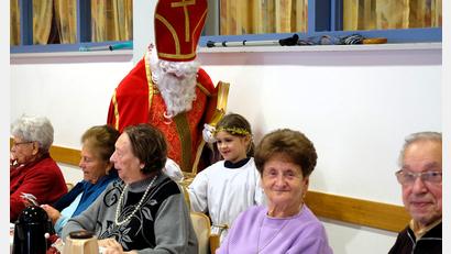 Bild: wlr
Ein Besuch des Nikolauses mit Unterstützung des Engelchens Lena machte den Etzenrichter Senioren Freude.