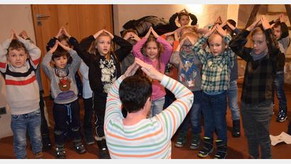 Bild: bö
Viel Freude bereiten die Kindergartenkinder den vielen Gästen beim Seniorennachmittag im Schloss-Stadl mit ihrem Singspiel vom heiligen Nikolaus und seinem Haus.