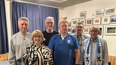 Bild: er
Der Löwen-Fan-Club Vilseck wählt eine neue Führungsmannschaft (von links): Hans Regler, Martina Kleinwächter, Wolfgang Regler, Vorsitzender Klaus Eberl, Karl Ruppert und Günther Ringelstetter.