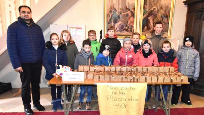 Bild: no
Die Minis der Pfarrei mit Oberministrantin Clara Riederer Freiin von Paar und Pfarrvikar Yeruva bei der Verkaufsaktion in der Pfarrkirche St. Vitus.