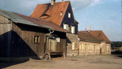 Archivbild: mor
1997 wurde der alte Bahnhof in Grafenwöhr abgebrochen, heute steht dort das Fachmarktzentrum an der Bahnhofstraße. Mit der Frage "Kennst des nu?" sind im Jahreskalender "Grafenwöhr 2024" von CSU, FU und JU, alte Gebäude und Motive mit der heutigen Ansicht gegenübergestellt.