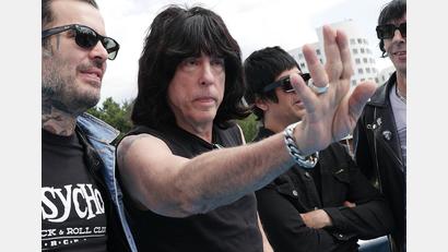 Bild: David Young
Ramones-Drummer Tommy Ramone ist mittlerweile tot. Sein Nachfolger in der legendären Punkrock-Band, Marky Ramone (Mitte), feierte 2022 seinen 65. Geburtstag. Ein 15 Jahre altes Ramones-Shirt bringt Autor Wolfgang Ruppert mit nun 30 Jahren zum Nachdenken.