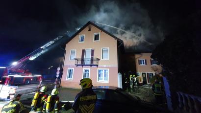 Bild: Hösamer
Zwei Bewohner des Mehrfamilienhauses können über die Drehleiter gerettet werden.