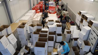 Bild: Mathias Walk/exb
Über 30 Helfer packen bei der Firma Godelmann in Fensterbach 1500 Hilfspakete, die mit den Johanniter-Weihnachtstruckern nach Rumänien gebracht werden.