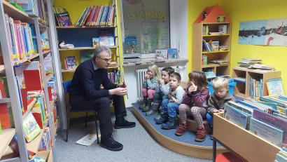 Bild: Bücherei Erbendorf/exb
Pfarrer Martin Besold las den Kindern aus dem Buch "Die Geschichte der Heiligen Drei Könige“ vor.
