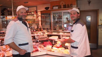 Bild: bl
Josef (links) und Vinzenz Paulus erproben, wie Selbstbedienung bei den Kunden ankommt: In einem Teil der Theke ist vakuumierte Ware jetzt direkt für Kunden zugänglich. Ganz freiwillig ist dieser Versuch nicht, dahinter steht ein Personalmangel, der die ganze Branche trifft.