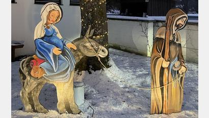 Bild: Doris Weiß/exb
Die dritte Station des Ammerthaler Weihnachtsweges stellt Maria und Josef auf dem Weg zur Volkszählung nach Bethlehem dar.