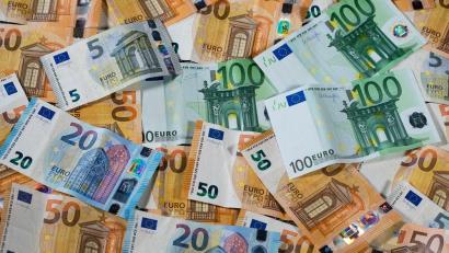 Symbolbild: Jens Büttner/dpa
Pleystein muss bei Investitionen künftig sparsam mit dem Geld umgehen.