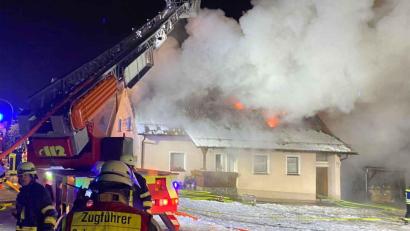 Bild: Kreisbrandinspektion/FF Schwarzenfeld/exb
Ein Feuer hat in der Nacht zum Montag ein Wohnanwesen in Högling (Gemeinde Fensterbach) weitgehend zerstört. Von einem Schuppen griffen die Flammen auf das Wohnhaus über.