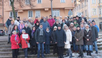 Bild: pi
Elke Mandl-Kimmer und Ilona Stadler (vorne, von rechts) genießen mit der Gruppe die Regensburger Altstadt und den Weihnachtsmarkt.