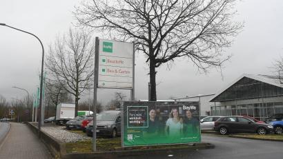 Bild: Gabi Schönberger
Die Schilder sind seit 2019 überholt. Damals schloss der Bau- und Gartenmarkt in der Unteren Bauscherstraße.