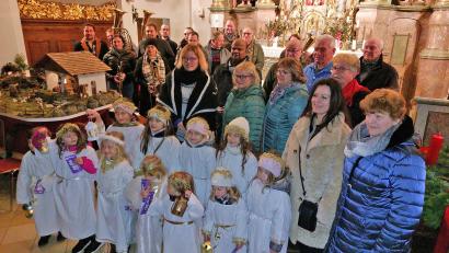 Bild: E. Böhm/exb
Die Beteiligten des Adventssingens in Premenreuth. Für die Aktion "Lichtblicke" kamen mehr als 500 Euro zusammen.