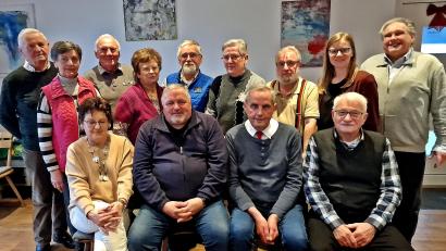 Bild: R. Kreuzer
Neuwahlen stehen auf der Tagesordnung bei der Mitgliederversammlung des SPD Unterbezirks Weiden-Neustadt-Tirschenreuth. Mit dabei sind (vorne, sitzend, von links) Brigitte Scharf, Heinrich Rewitzer, Horst Fuchs, Erich Völkl sowie (dahinter) einige Beisitzer und Mitglieder des Ausschusses.