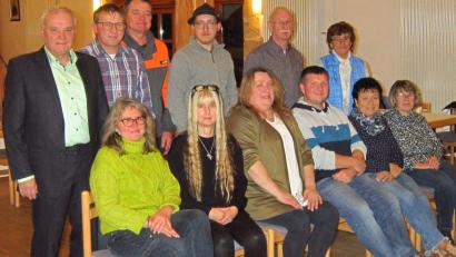 Bild: Gemeinde Kulmain/exb
Vorsitzende Christina Kastner und ihr Stellvertreter Rene Dietrich (sitzend, Dritte und Vierter von links) stehen an der Spitze des Obst- und Gartenbauvereins. Die Wahlen leitete Bürgermeister Günter Kopp (links).