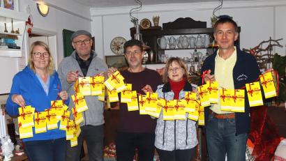 Bild: mfh
Einkaufsgutscheine und eine Barspende nahm (von links) Pflegedienstleiterin Brigitte Riederer von Wolfgang Rauch (Beisitzer Schlackenverein), Peter Ostermann (Kassier), Waltraut Luh (Ist-noch-gut-Station) und Christian Koch (Vorsitzender Schlackenverein) entgegen.