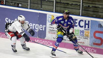 Archivbild: Roland Rappel
Spitzenreiter Blue Devils Weiden gastiert am Freitag beim Tabellenzweiten Deggendorfer SC. Im ersten Duell (Szene mit dem Weidener Kurt Davis, links, und DSC-Akteur Lukas Miculka) kassierten die Blue Devils mit 1:3 die bisher einzige Niederlage in dieser Saison.