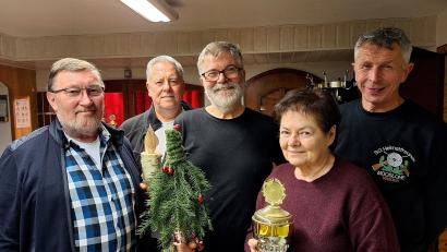 Bild: R. Kreuzer
Beim Weihnachtsschießen sahnen einige Mitglieder tolle Preise ab, darunter: Andreas Uschold, Robert Raps, Robert Drechsel, Helga Uschold und Hans Bergler (von links).
