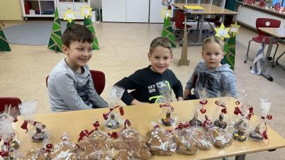Bild: Grundschule Mähring/exb
Die Schüler und Schülerinnen boten beim ersten Adventsbasar der Grundschule Mähring viele selbst gefertigte Sachen gegen eine Spende zum Verkauf an.