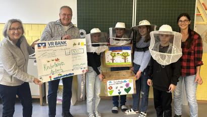 Bild: wku
Luise Vogel und Georg Franz Fröhler freuen sich über die Spende für ihren Hospizverein, die ihnen Nannette Lorenz (rechts) und Schüler der Bienen-Arbeitsgruppe überreichten.