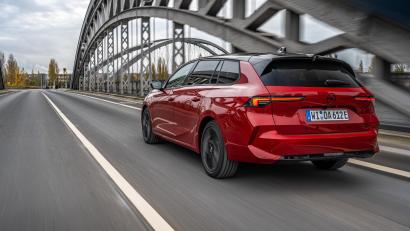 Bild: Andre Tillmann/Opel Automobile GmbH/dpa
Long Vehicle: Mit rund 4,64 Metern Länge ist der Kombi rund 27 Zentimeter länger als der Fünftürer.