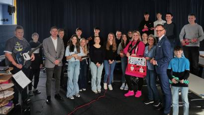 Bild: pop
Vorgezogenes Weihnachtsgeschenk für die Schulband der Mittelschule Kümmersbruck (Erwachsene von links): Schulleiter Florian Fuchs , Christine Schmeiler, Doris Haslbeck und Vorstandsvorsitzender Thomas Pickel von der der Sparkasse Amberg-Sulzbach.