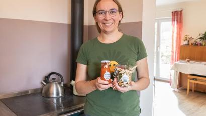 Bild: Susanne Forster
Maria Müller aus Pechbrunn im Landkreis Tirschenreuth ist Fachberaterin für die Selbstversorgung mit essbaren Wildpflanzen. Sie teilt Ideen für weihnachtliche Geschenke aus Wildkräutern, darunter selbst gemachtes "Verwildertes Glühweingewürz" und Hagebuttenketchup.