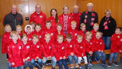 Bild: grm
Riesige Freude herrschte bei den Bambini-Fußballern der DJK Irchenrieth, als der örtliche FCN-Fanclub 30 Regenjacken im Wert von über 1200 Euro an die Kleinsten im Verein und an das Betreuerteam überreichte.
