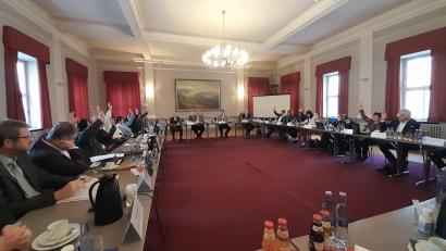 Bild: Burkhard von Grafenstein
Die Bezirksräte stimmen ab. Am Donnerstag wurde der Haushaltsplan für 2024 verabschiedet - mit einer erhöhten Bezirksumlage.