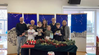 Bild: Mittelschule Kemnath/exb
Alexander Neumann, Tony Brunner, Emma Schultes und Andrej Janz (vorne von links) sind die besten Vorleser. Mit auf dem Bild sind (hinten von links) Christian Beck (Klassenleiter), Toni Waldmann, Julia Küffner, Norbert Lang (alle Jury) und Rektorin Christine Wiesend.