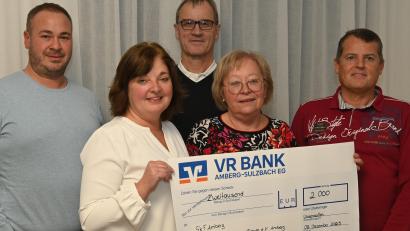 Bild: gf
Über die Spende freuen sich (vorne, von links) die SkF-Vorstandsmitglieder Simone Hoppe und Marianne Gutwein sowie (dahinter, von links) die C-HV-Vorstände Marco Haneder, Herbert Kremser und Andreas Reindl.
