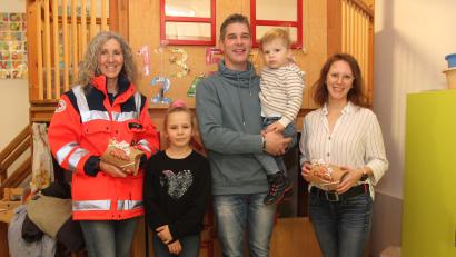 Bild: pi
Anja Thalhauser (rechts) und Andrea Hughes strahlen über die Spende von Christian Käs.