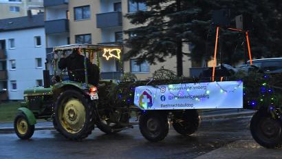 Bild: Petra Hartl
Der Weihnachtsbulldog der Erlösergemeinde war am Freitagabend wieder in Amberg unterwegs.