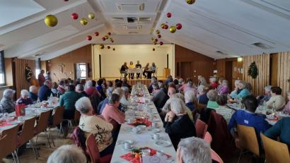 Bild: Bernhard Hofmann/exb
Senioren aus Parkstein, Bad Neualbenreuth, Mähring und Eslarn treffen sich zur „Kleinen Adventsbühne“ in Parkstein