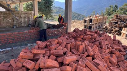 Bild: Licht für Kinder e.V./exb
Wenn im Mai 2024 in Nepal ein neues Schuljahr beginnt, soll das neue Gebäude bezugsfertig sein.