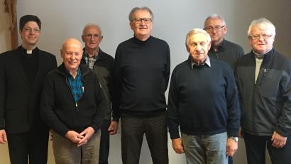 Bild: cro
KAB Vorsitzender Franz Völkl (Zweiter von links), Pfarrer Georg Gierl (links) und der gesamte KAB-Vorstand danken Josef Wismet (Vierter von links) für die arbeitsrechtliche und sozialrechtliche Rechtsberatung für KAB-Mitglieder in Flossenbürg.