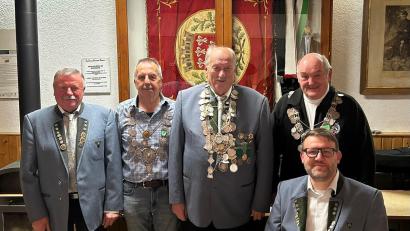 Bild: Martin Lange/exb 
Königsproklamation bei den Feuerschützen: (von links) Schützenmeister Kurt Falk, 1. Ritter Karl Hajek, Schützenkönig Herbert Bauer, 2. Ritter Klaus Staszek und Oberschützenmeister Jürgen Weiß.