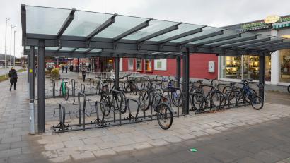 Bild: Wolfgang Steinbacher
Auf dem Amberger Bahnhofsvorplatz hat die Stadt Amberg eine neue Bike-and-Ride-Abstellanlage bauen lassen.