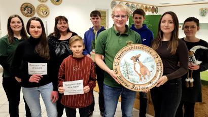 Bild: R. Kreuzer
Scheibenstifterin Theresa Reil (rechts, vorne) und (links daneben) der Gewinner Markus Koller. Außerdem sind auf dem Bild die Gewinner und Platzierten auf die Glücksscheibe und (links) Sportleiterin Bettina Robl.