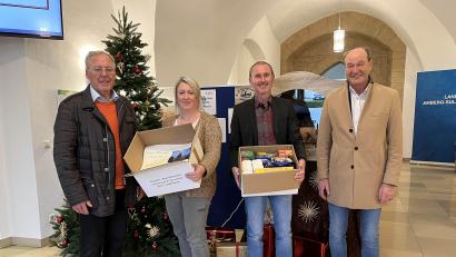 Bild: Christine Hollederer/exb
DAGA-Präsident Helmuth Wächter (von links) überreichte die Päckchen an Heike Birner und Georg Jobst vom Landratsamt Amberg-Sulzbach. Begleitet wurde er vom neuen Schatzmeister des DAGA, Herbert Meier.