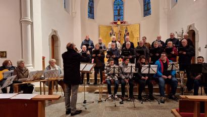 Bild: Franziska Lang/exb
Das Adventssingen in der Pfarrkirche in Falkenberg war gut besucht.
