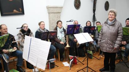 Bild: roh
Mesnerin Erika Stock vor dem von ihr hoch geschätzten Posaunenchor, der sie bei der Verabschiedung mit musikalischer Unterrahmung überraschte.
