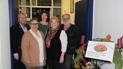 Bild: prh
Über 2300 Euro Spende überreichten Petra Frischholz, Gabriele Striegl und Caroline Kett (von rechts) an Reinhold Schwarzmeier (rechts) und Karl Wildenauer (links) von der Neustädter Musikschule.